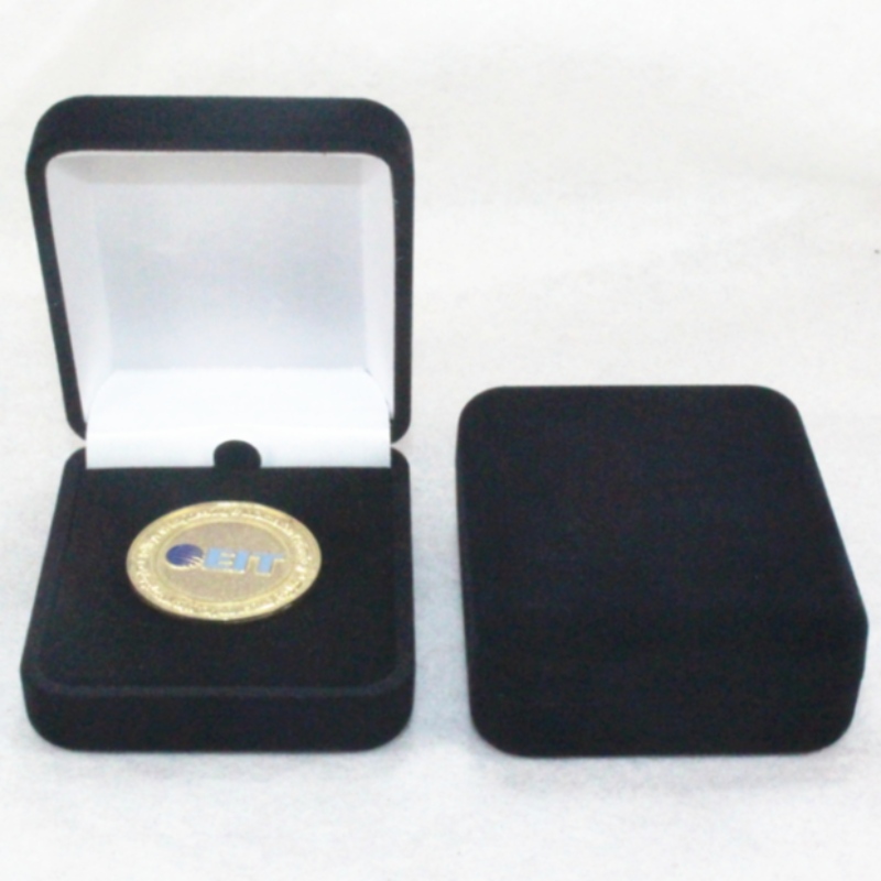 Tétel: F-05 köralakú Velvet Box gyűrű, jelvény és kis érme, mm.55*70*26, súlya körülbelül 35g