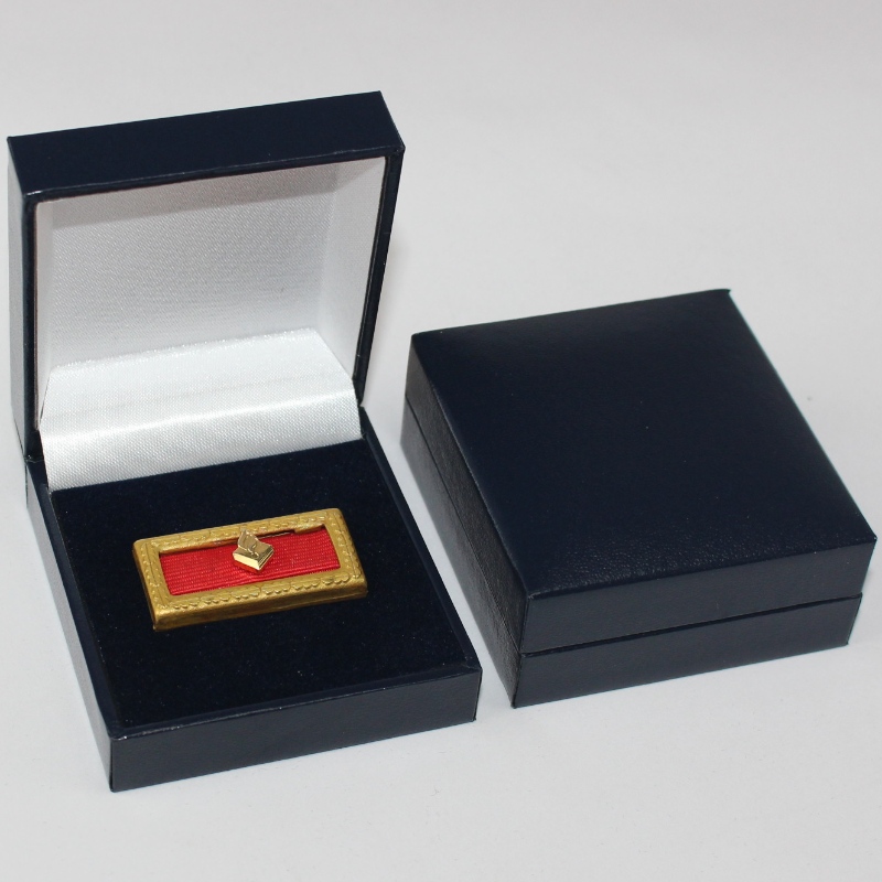 A V-04-es négyzetű PU Leather doboz érme és jelvény, mandzsettagomb, nyakkendőcsipesz stb. mm.63*68*28, körülbelül 50g súlyok