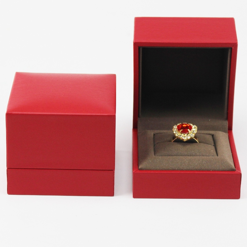 gyönyörű ékszer csomagoló doboz egyedi kiváló minőségű piros ékszer gyűrű doboz szivacs hab, mérete 68 * 68 * 56 mm